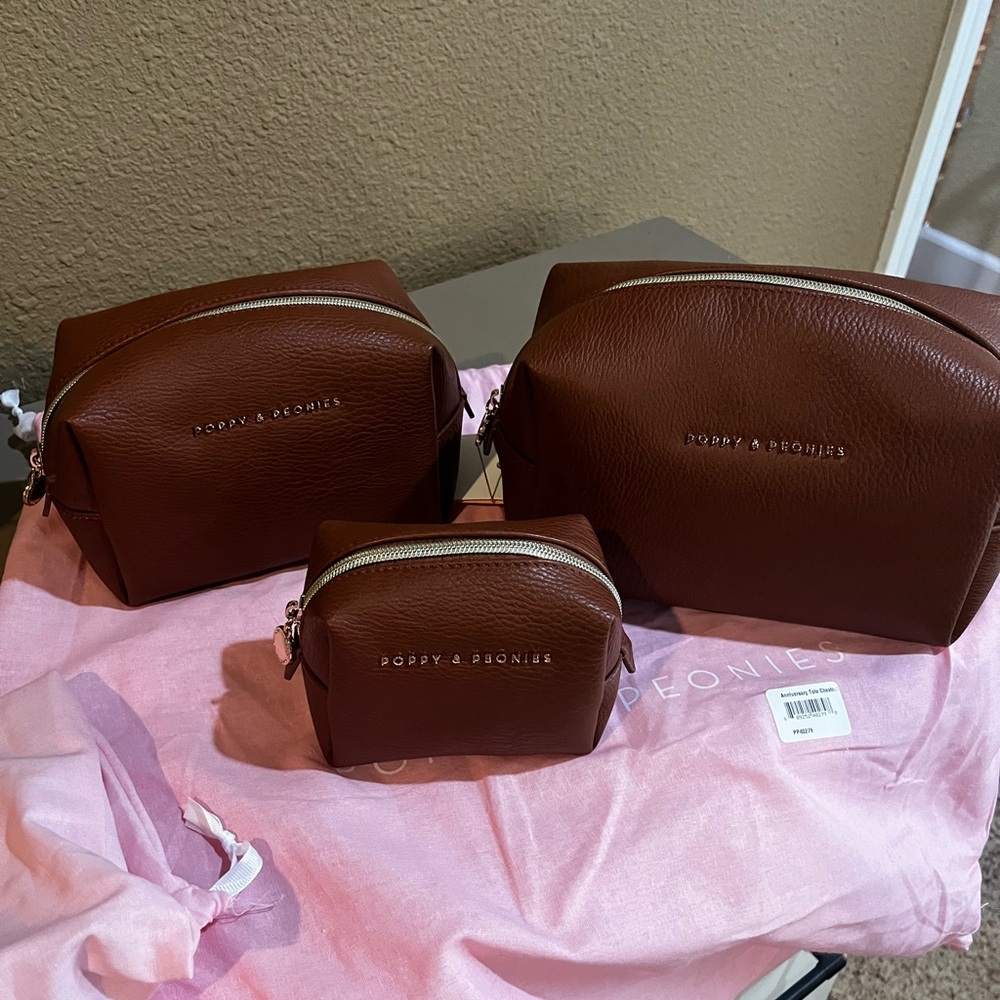 NWT Poppy & Peonies 10th anniversary Poppy tote and cosmetic trio chesnut brown - Picture 4 of 5